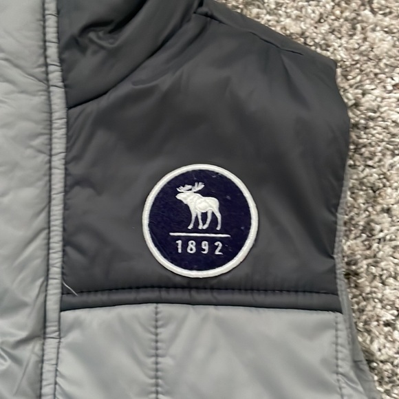 NWOT Abercrombie Kids Puffer Vest.  Size 7/8.  Never worn. - Picture 2 of 4